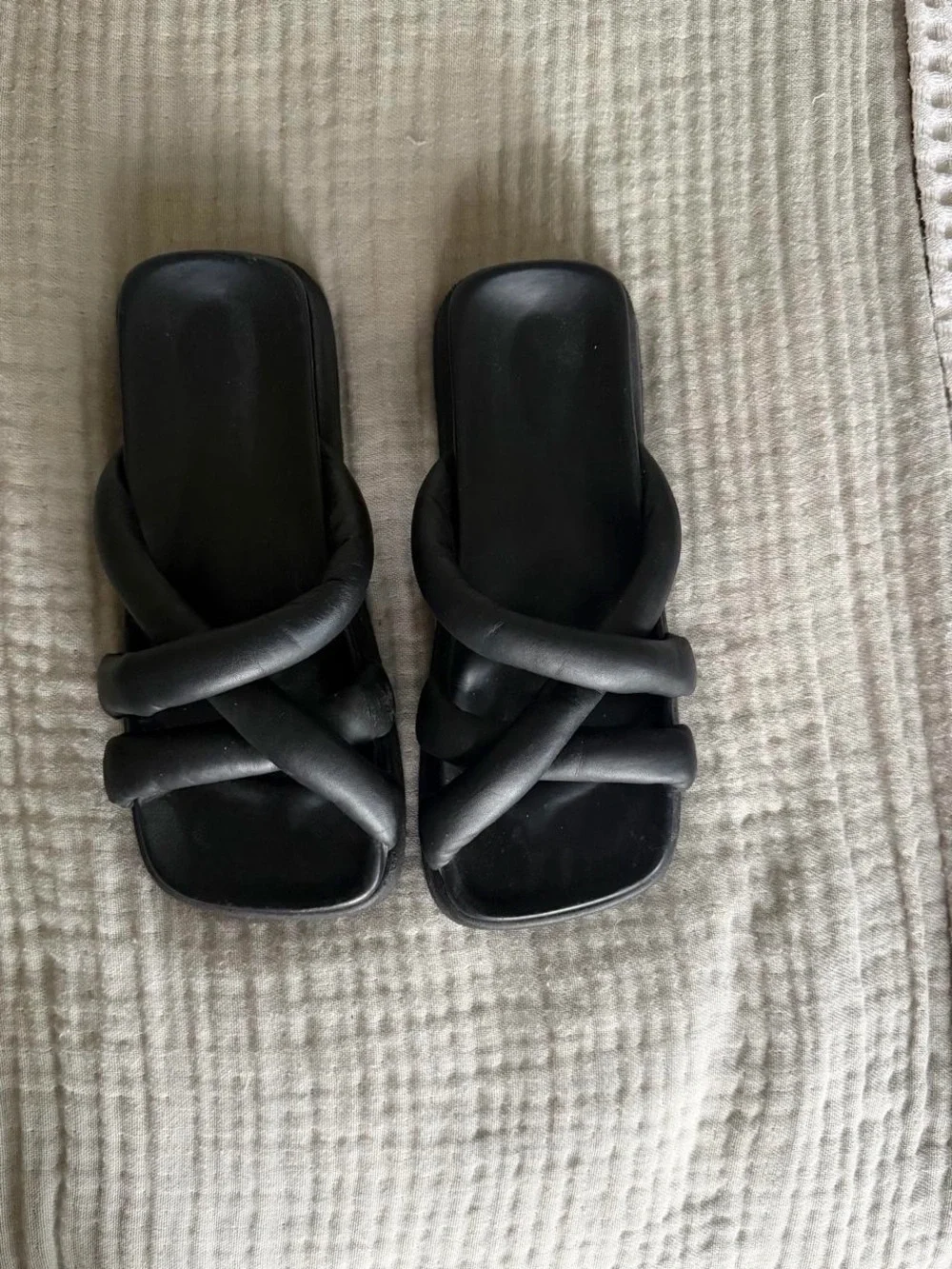 ALOHAS Black Padded Crisscross Slide Sandals